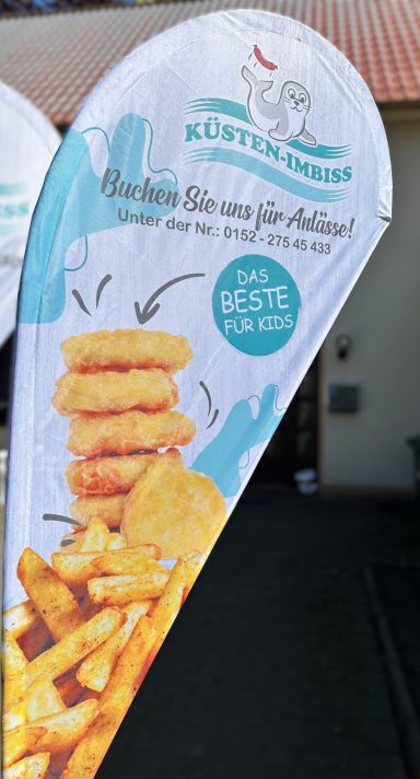 Banner mit frittierter Speise und dem Text "Köstliches für jeden Anlass!"