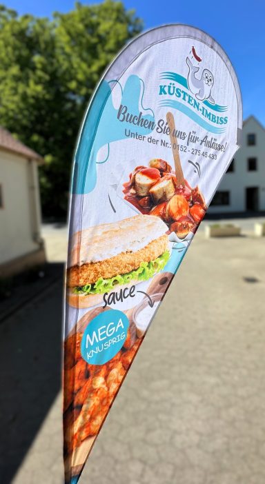 Werbebanner mit gegrilltem Hähnchen, Sandwich und dem Text „Mega Angebot“.