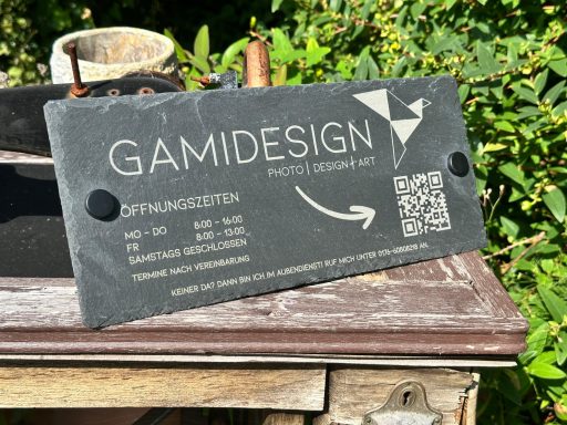 Schiefer-Schild mit QR-Code und Kontaktinformationen für Gamidesign.