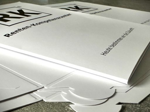 Stapelhaufen von weißen Heften mit dem Titel "Ratgeber-Management".
