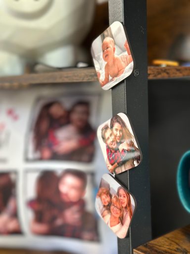 Drei Fotos auf einem Regal, die lächelnde Personen in familiären Momenten zeigen.