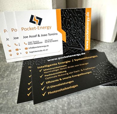 Visitenkarten mit Kontaktdaten von Pocket-Energy, schwarzer Hintergrund mit digitalem Muster.