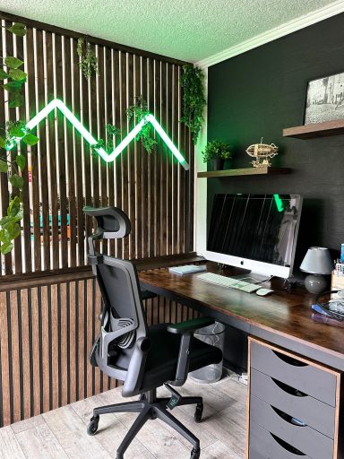 Moderne Büroeinrichtung mit Holzregalen, Schreibtisch, Pflanzen und LED-Beleuchtung.