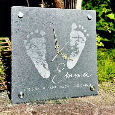 Gedenktafel mit Babyfüßen, Uhr und dem Namen "Emma".