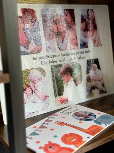 Familienfotos in einem Collage-Layout, darunter ein buntes Buch.