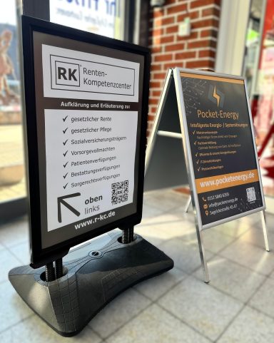 Zwei Informationsschilder im Eingangsbereich, eines mit QR-Code und Checklisten.