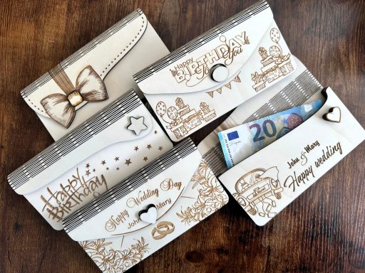 Handgemachte Geschenkkarten mit goldenen Akzenten und Geldscheinen.