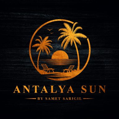 Logo von "Antalya Sun" mit Palmen, Sonnenuntergang und zwei Liegen am Strand.