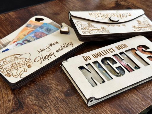 Drei Geldbörsen aus Holz mit bunten Geldscheinen und aufwendigen Schnitzereien.