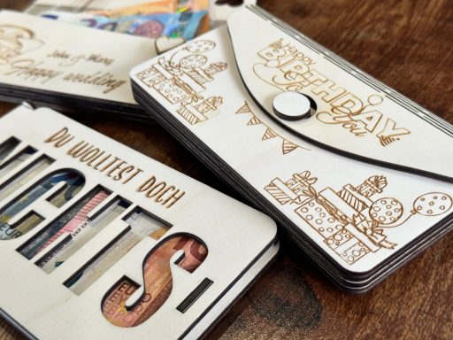 Drei kreativ gestaltete Karten mit verschiedenen Aufdrucken und Verzierungen.