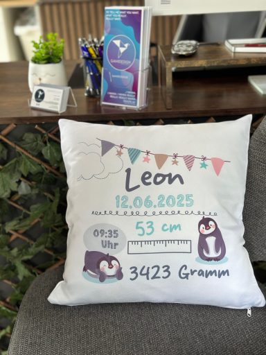 Kissentext mit Geburtstagsdaten und Namen "Leon", dekoriert mit bunten Motiven.