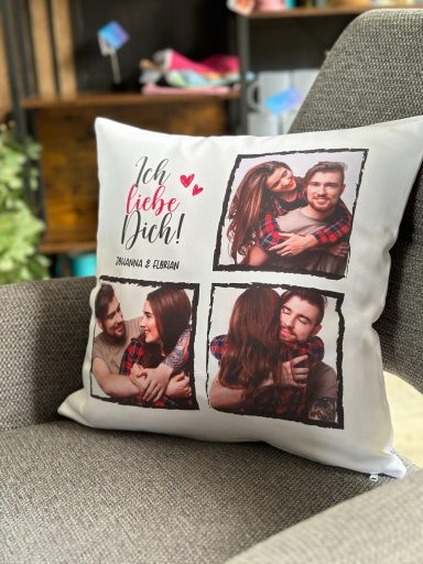 Kissen mit Fotocollage von Paaren und Schriftzug „Love couch“.