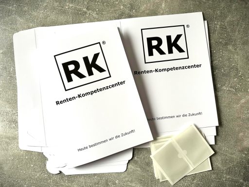 Zwei Hefte mit dem Aufdruck "RK" und mehrere transparente Schutzfolien.
