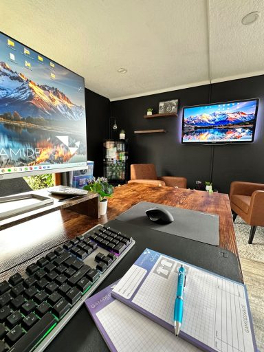 Büro mit großem Bildschirm, TV, Pflanzen und modernen Möbeln in entspannter Atmosphäre.