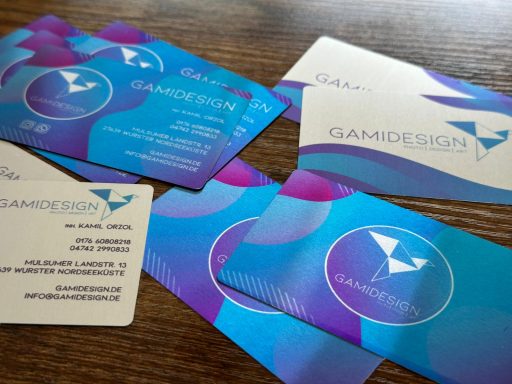 Mehrere Visitenkarten mit farbigem, modernem Design und Logo von Gamico.