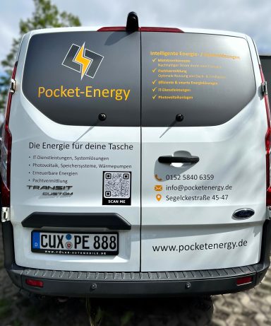 Fahrzeug von Pocket-Energy mit Logo, Slogan und Kontaktdaten auf der Rückseite.