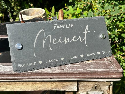 Schild mit dem Familiennamen Meinert und den Vornamen der Familienmitglieder.