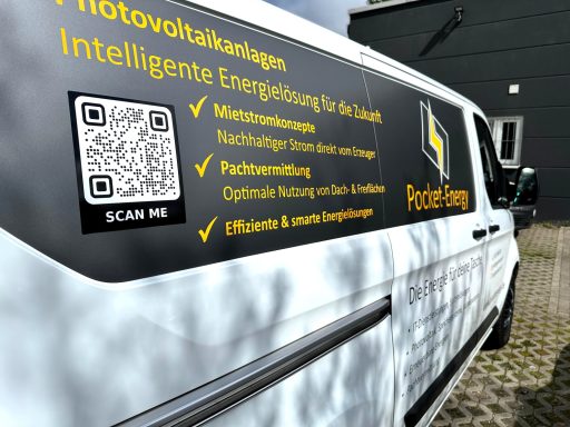 Werbebotschaft für ein Unternehmen, das Photovoltaikanlagen und intelligente Energielösungen anbietet.