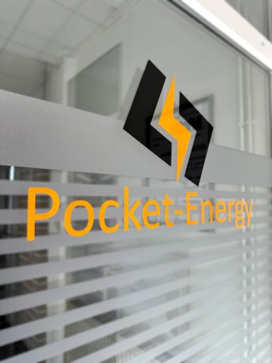 Logo von Pocket Energy, dargestellt in Schwarz und Orange auf gläserner Oberfläche.