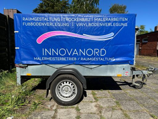 Blaues Werbebanner auf einem Anhänger mit der Aufschrift "INNOVANORD".